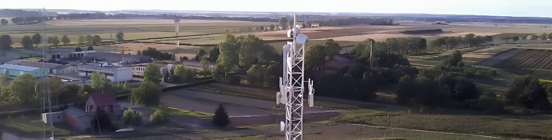 Maszt telekomunikacyjny w tle